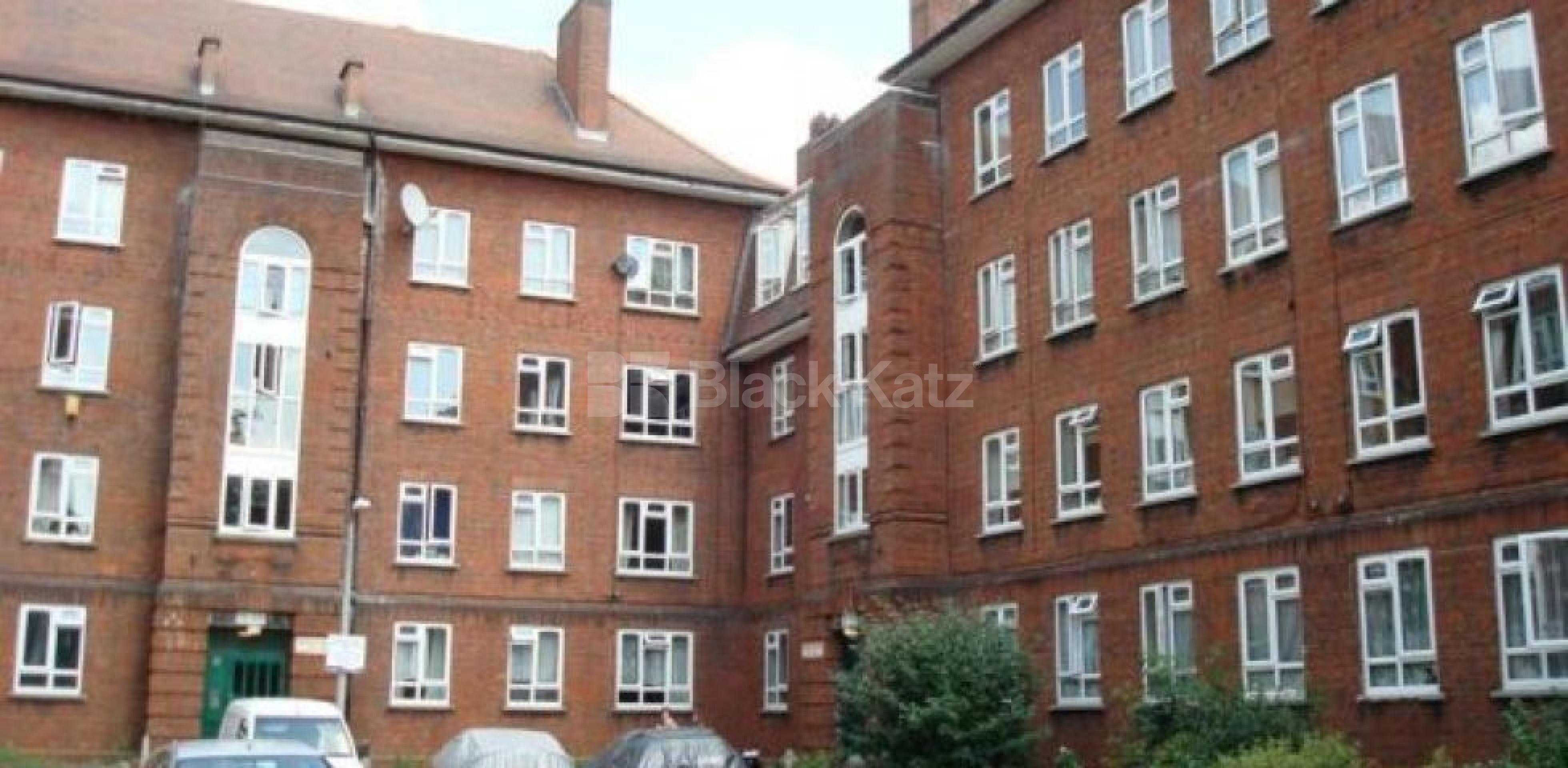 			LET, 3 Bedroom, 1 bath, 1 reception Apartment			 Whites Square, Clapham Common SW4